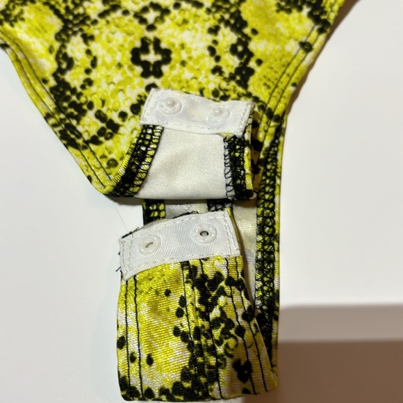 2/$30 Iris Basics Lime Green & Black Thong Bodysuit Size M - Picture 4 of 6